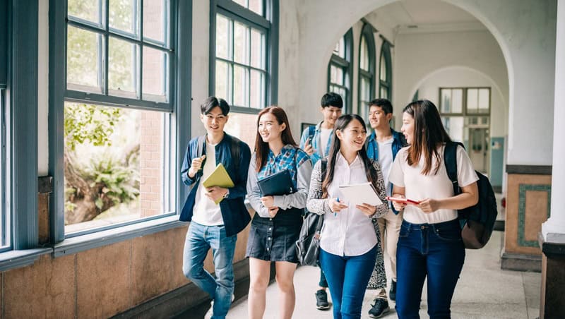 凤凰WEEKLY：4万多中国留学生急需返澳：当地后勤严重跟不上，赴澳留学究竟值不值？