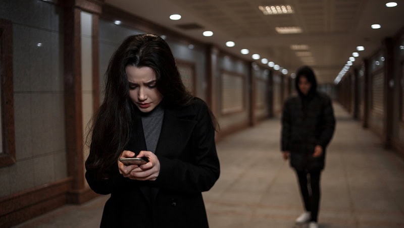 在火车站等公共场所遇到辱骂等骚扰行为，尤其女性？新州加大监控，维州推即时举报服务！